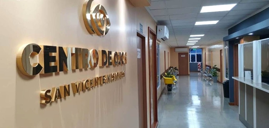 Cartel corpóreo 3D y recepción del Centro de Ojos San Vicente en Av. Libertador 248